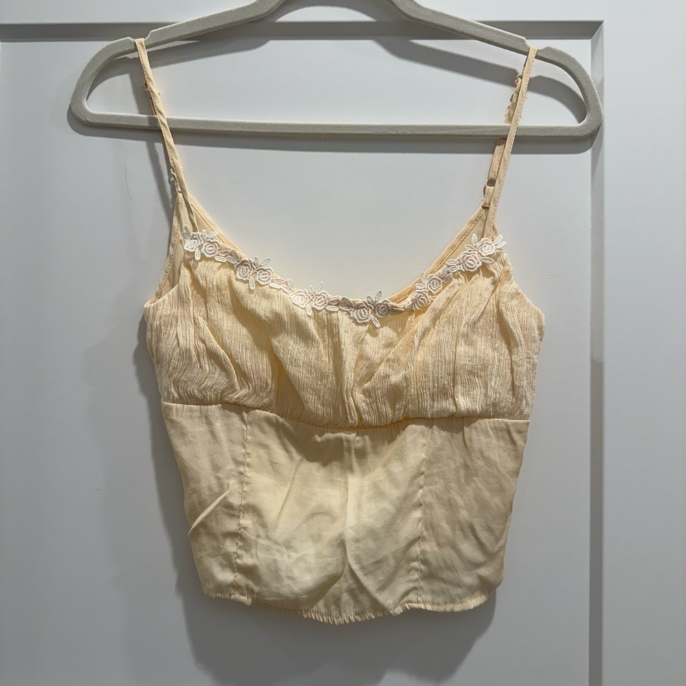PRICE DROP⬇️ Isabelle’s Cabinet | Cream Cropped Tank | Size S